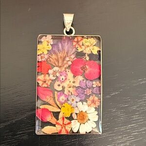 DS 925 Sterling Silver Dried Flower Acrylic Resin Oval Pendant